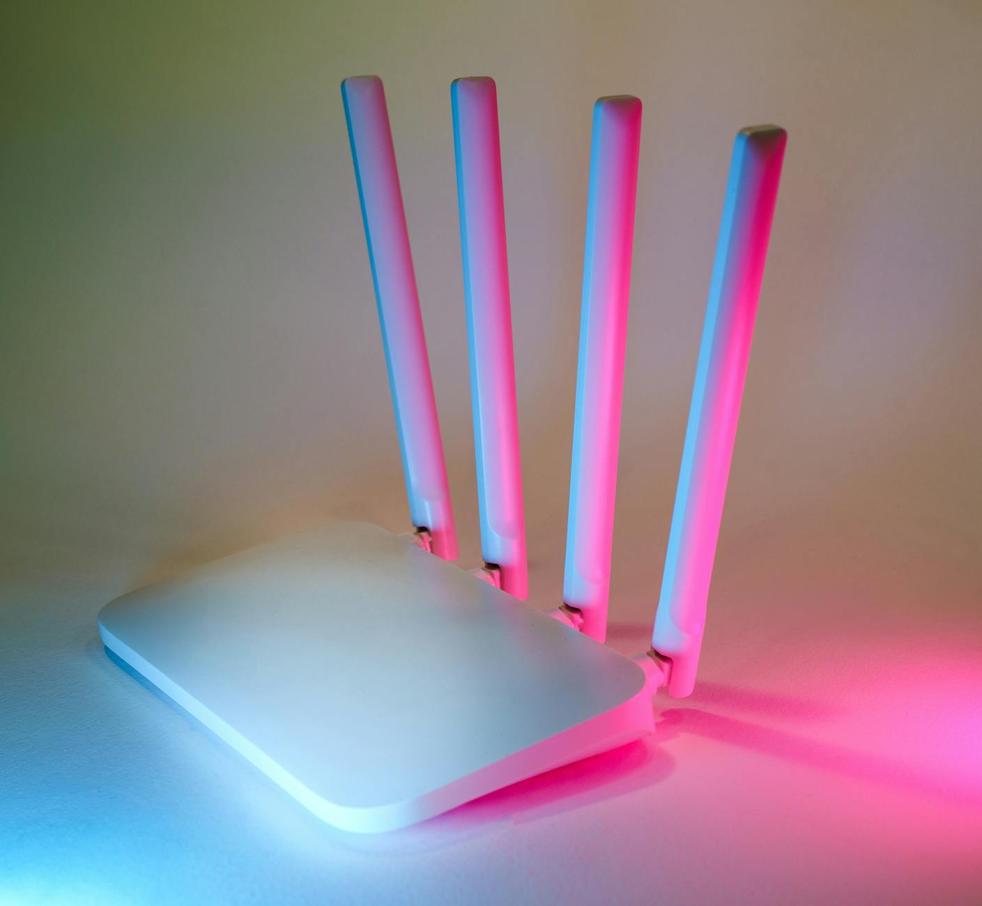 Nowoczesny router bezprzewodowy 5G oświetlony neonowymi kolorami