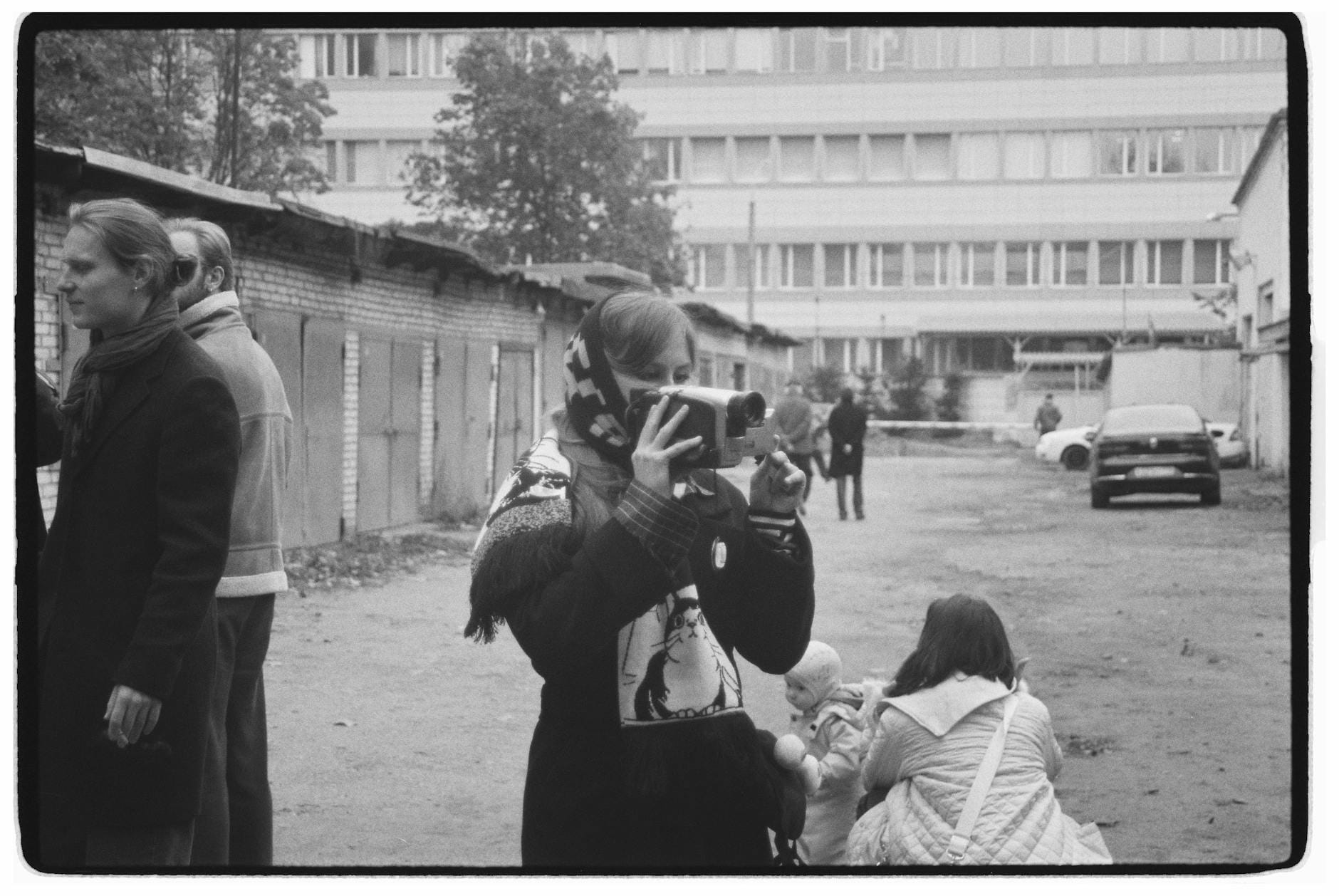 Przechodnie w mieście fotografowani starą analogową kamerą