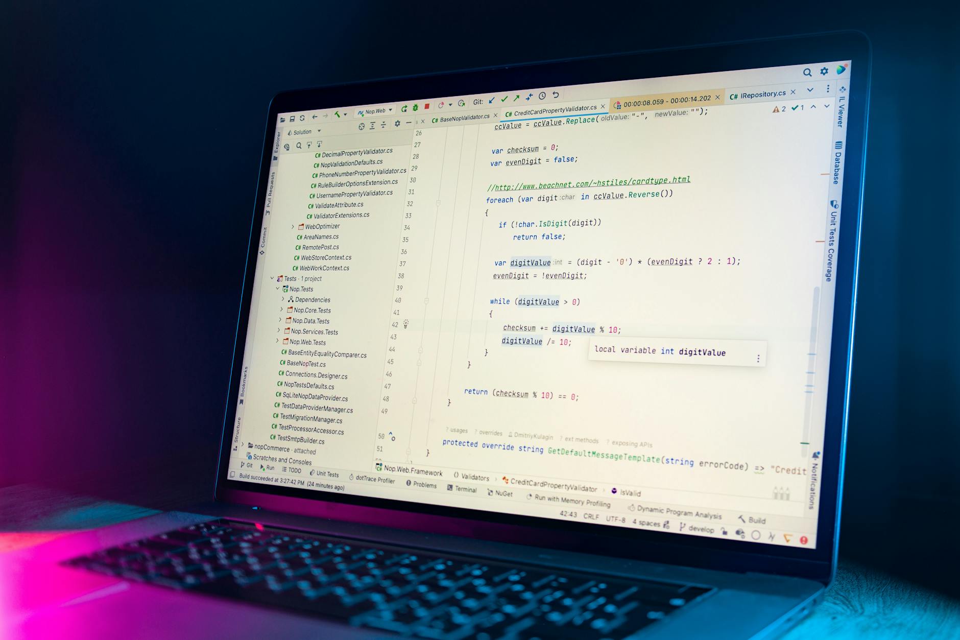 Ekran laptopa z edytorem kodu Pythona w ciemnym otoczeniu