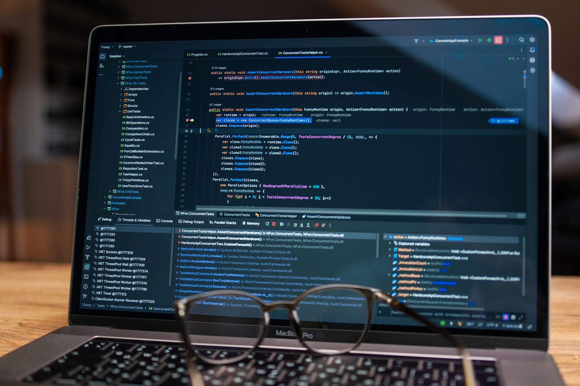 Ekran laptopa z kodem i debugerem w środowisku developerskim