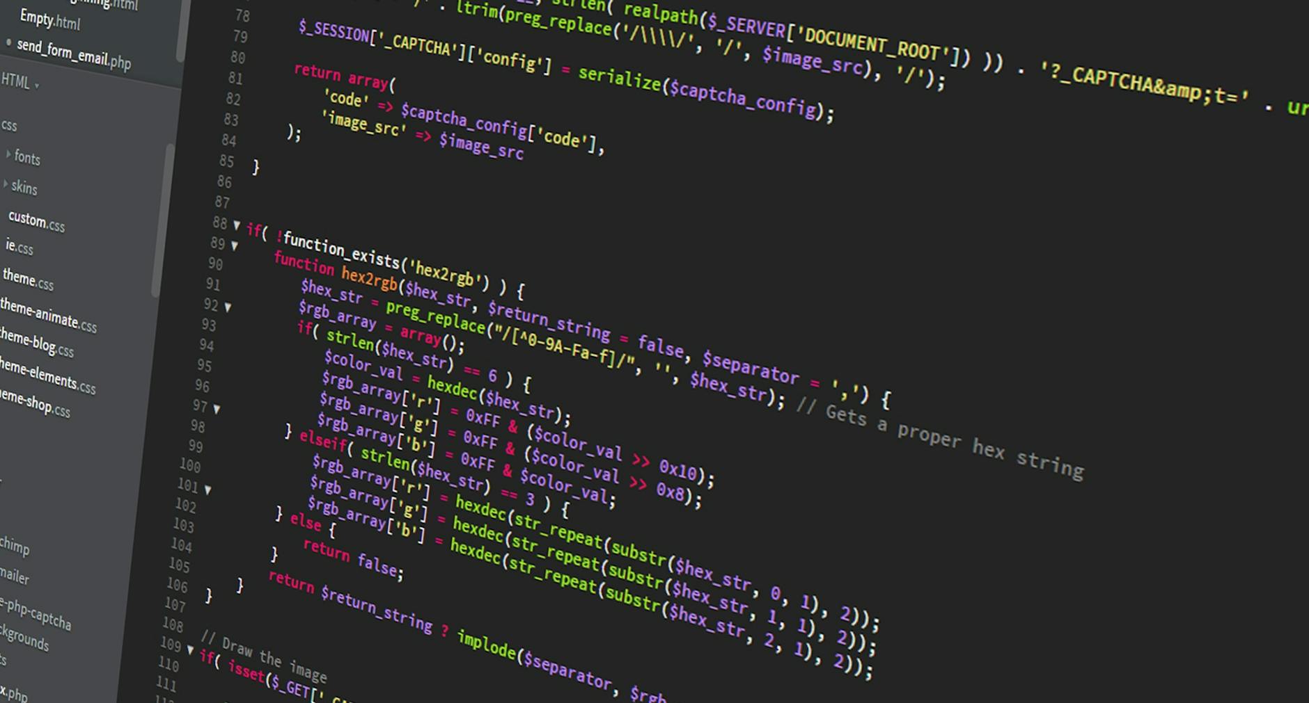 Kolorowy kod PHP na ciemnym ekranie monitora