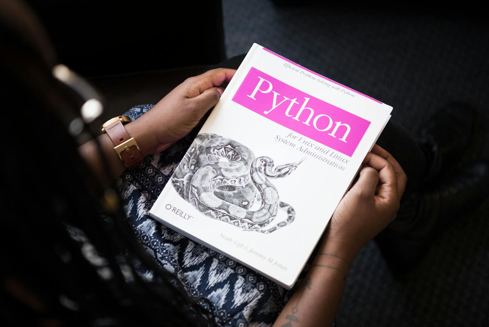 Osoba czyta książkę Python for Unix and Linux System Administration