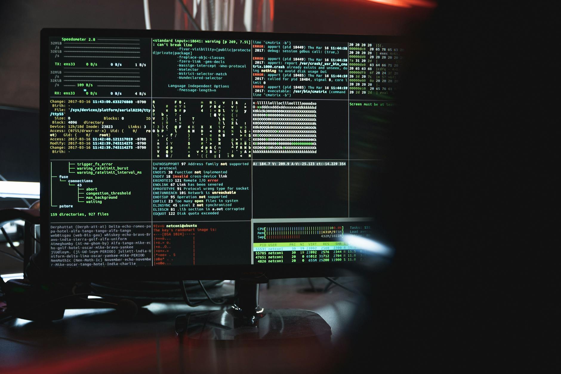 Zbliżenie monitora z kolorowym kodem i danymi cyberbezpieczeństwa