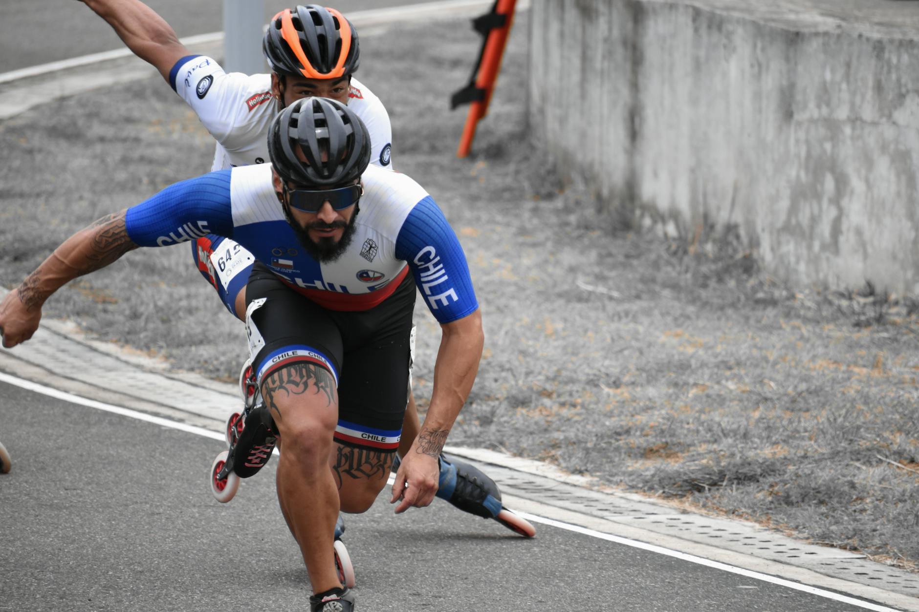 Zbliżenie szybkiego łyżworolkarza podczas dynamicznej jazdy Zbliżenie szybkiego łyżworolkarza podczas dynamicznej jazdy