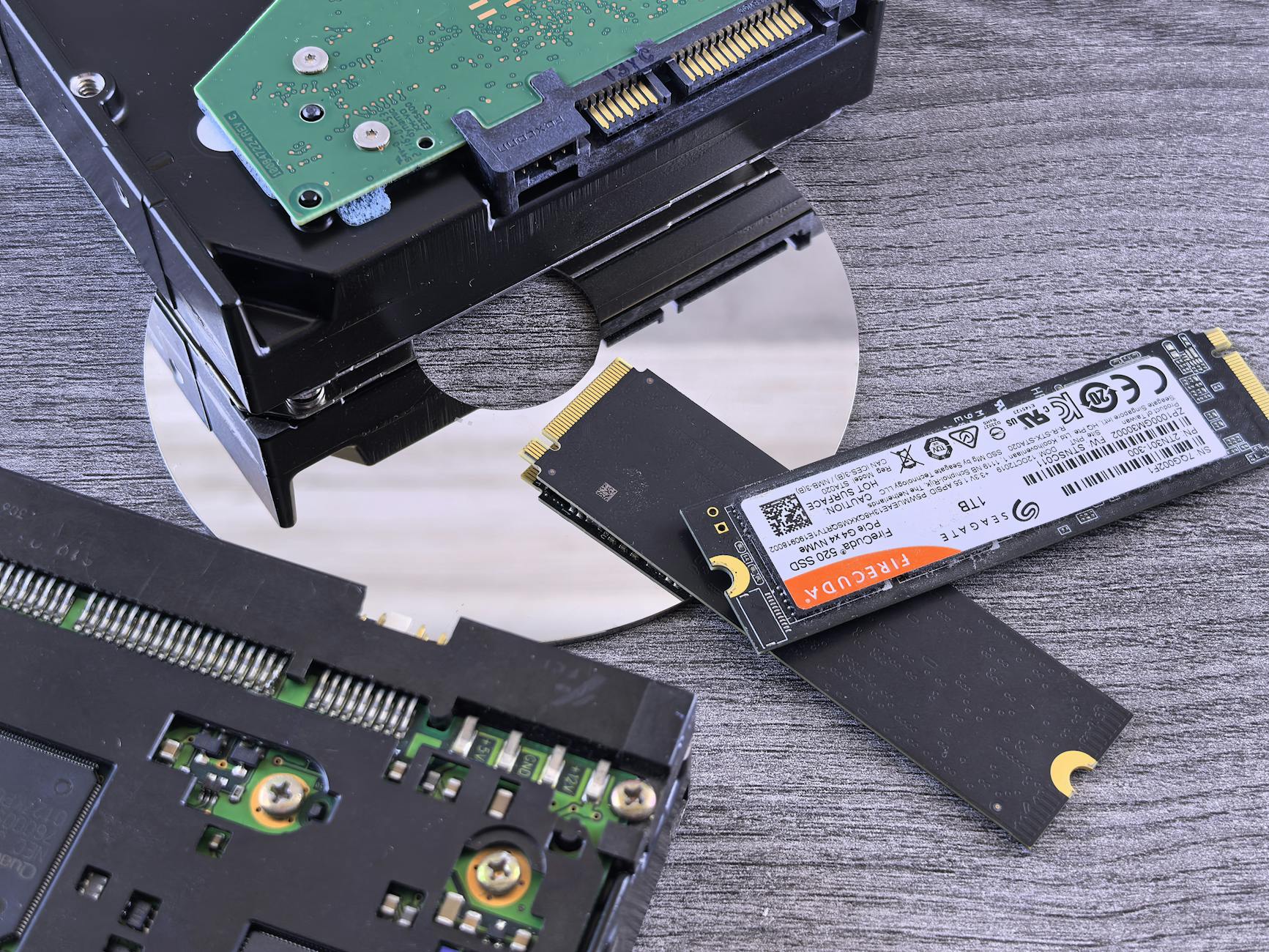 Dysk NVMe SSD obok tradycyjnego HDD i płyty CD jako nośniki danych