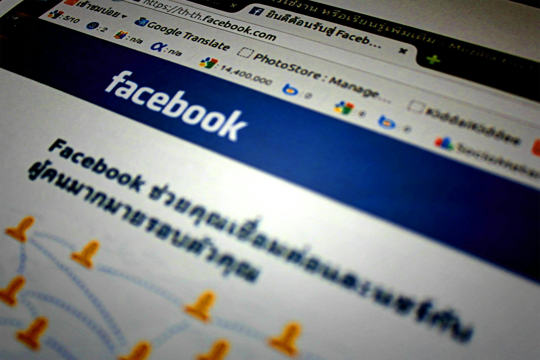 Strona główna Facebooka po tajsku na ekranie monitora