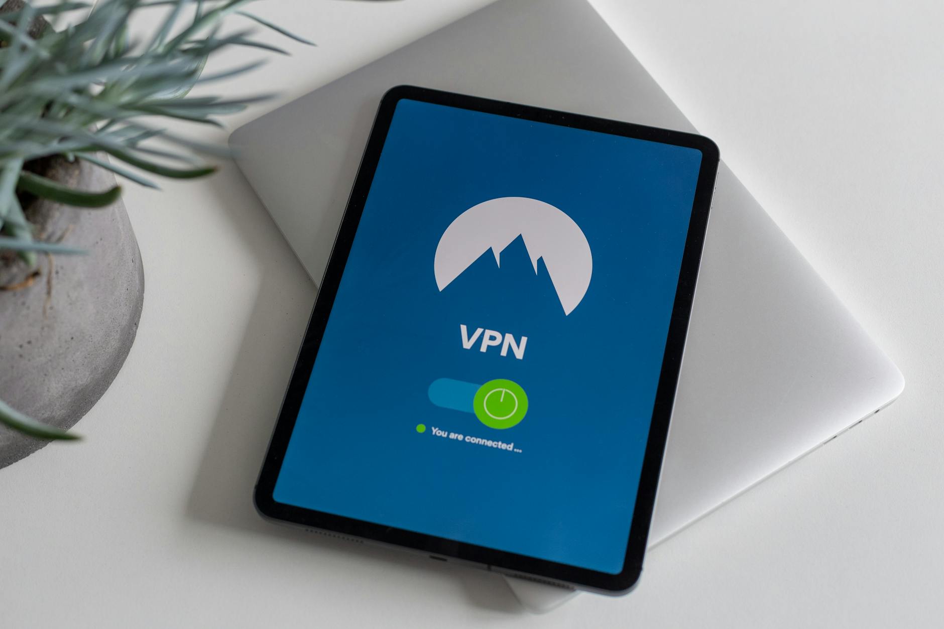 Tablet z włączoną aplikacją VPN podkreślającą bezpieczeństwo online