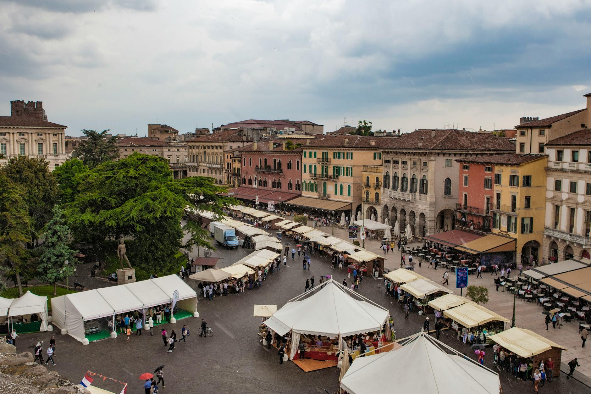 Widok z lotu ptaka na zatłoczony włoski rynek otoczony zabytkowymi kamienicami