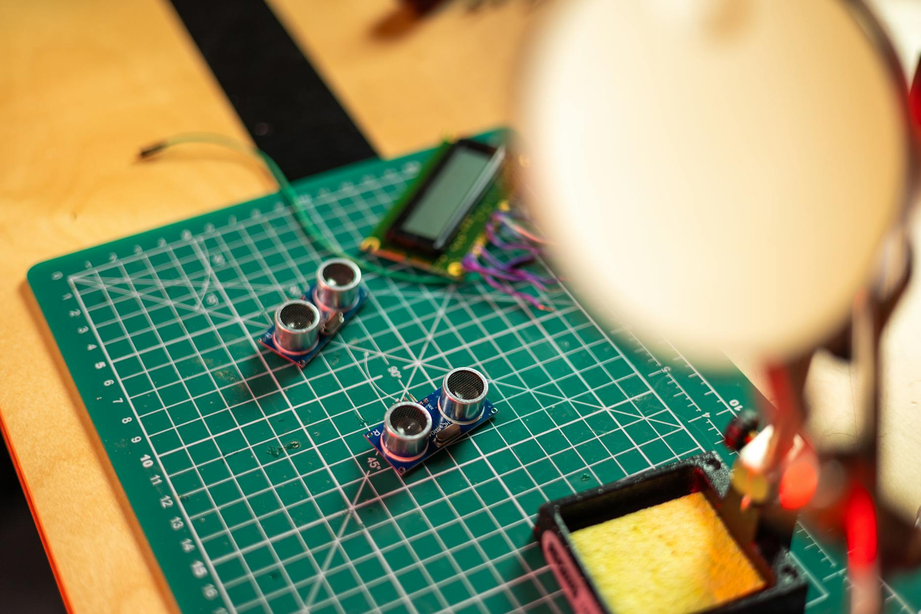 Zbliżenie płytki PCB z czujnikami i narzędziami do projektów IoT