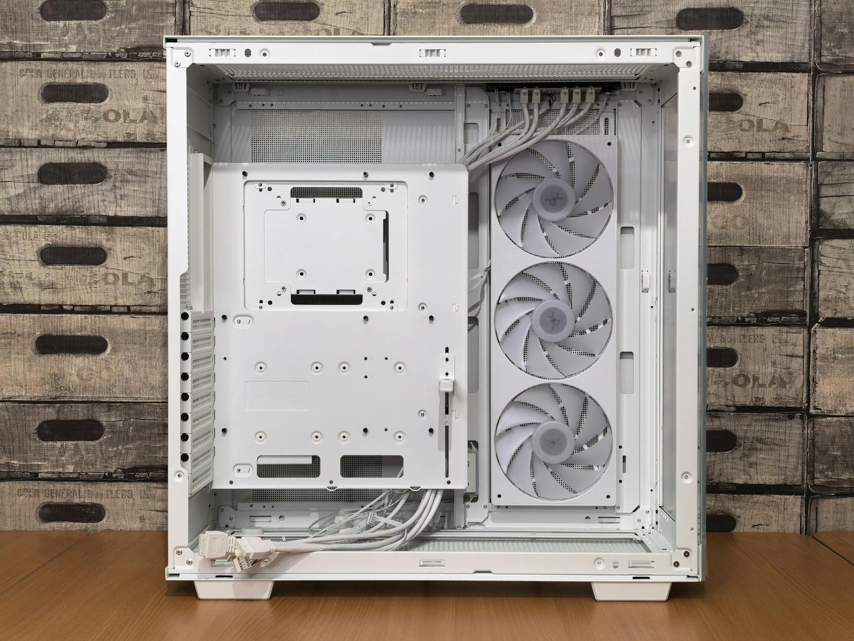 Biała obudowa komputera z wentylatorami, uporządkowane miejsce na kable