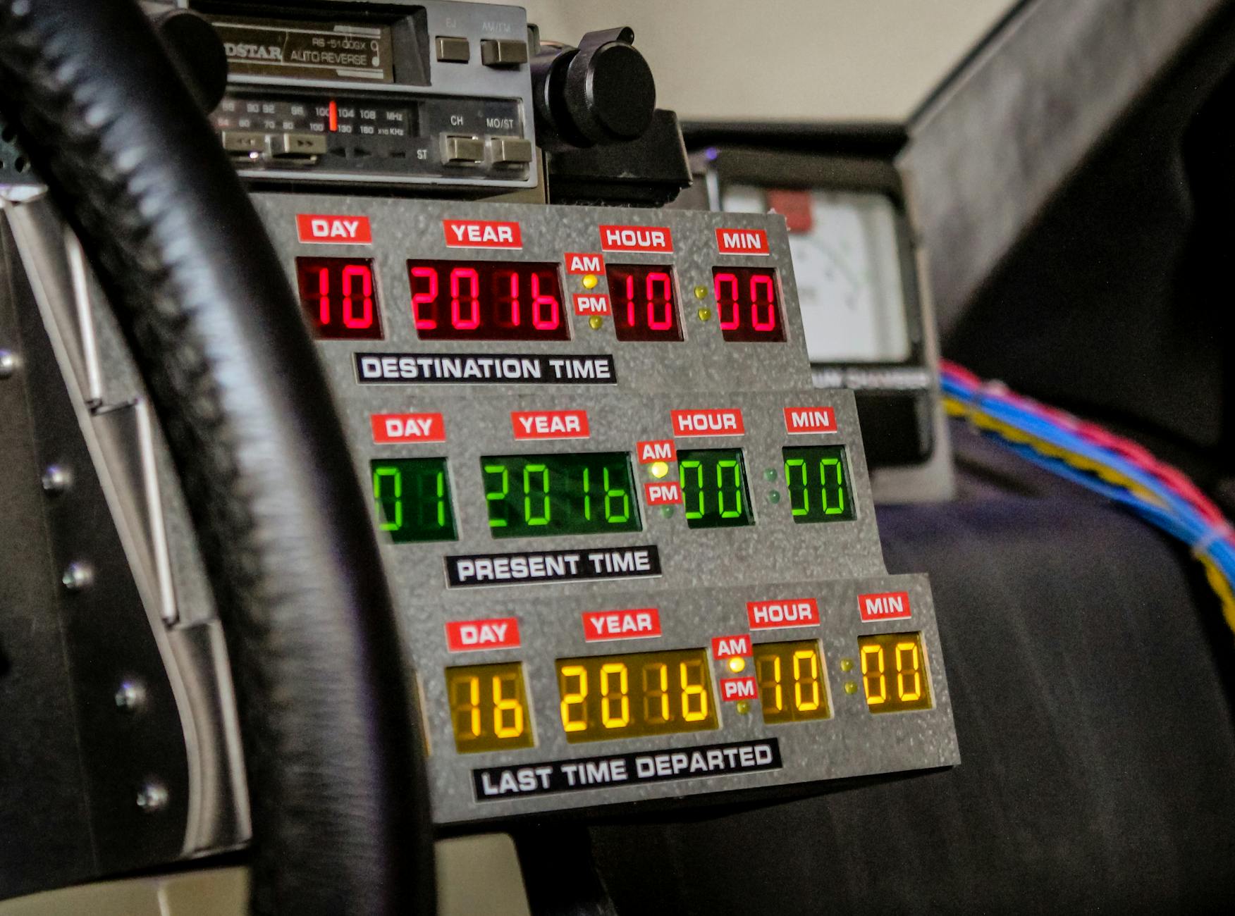 Kolorowy panel podróży w czasie w kokpicie zabytkowego auta