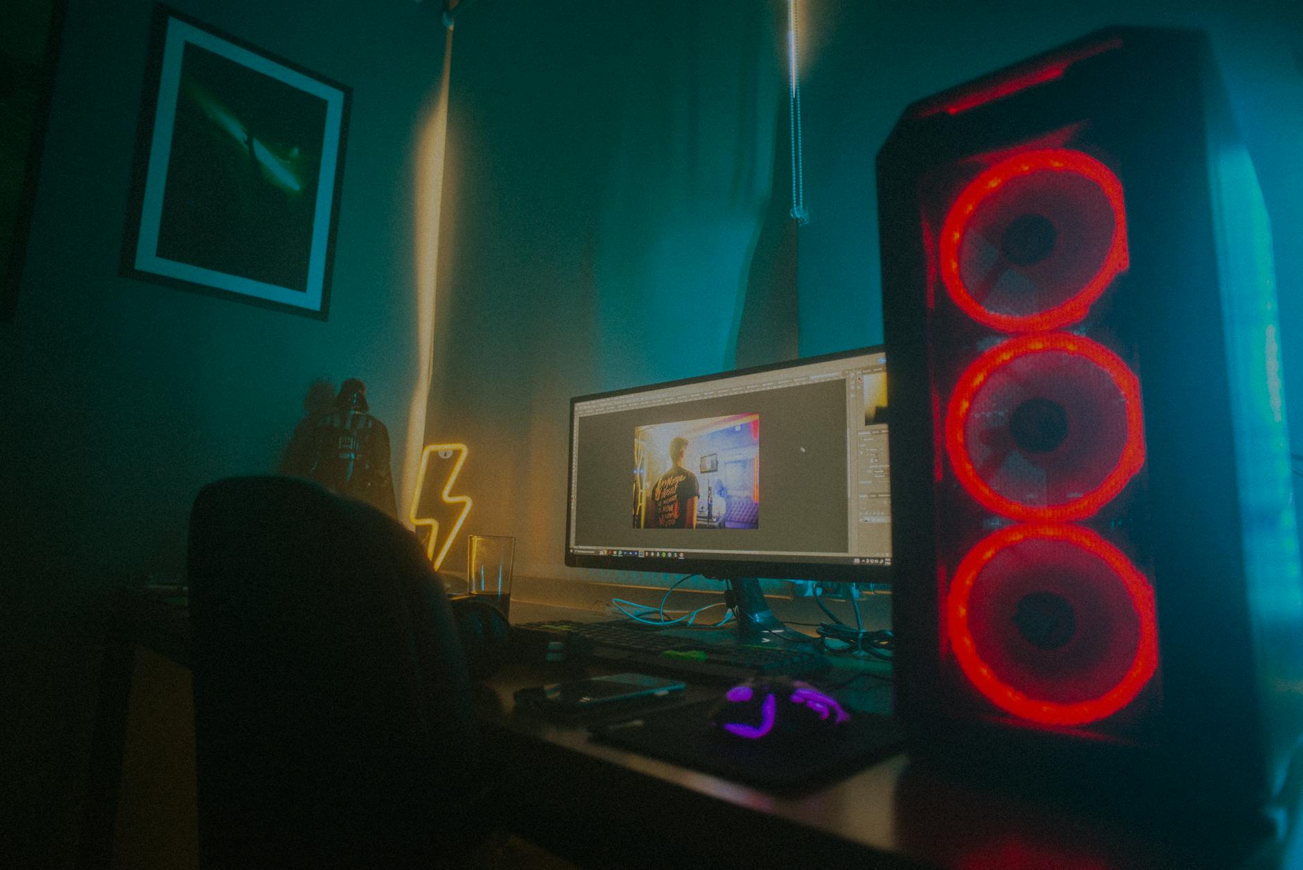 Podświetlony komputer do streamingu z monitorem z edycją wideo