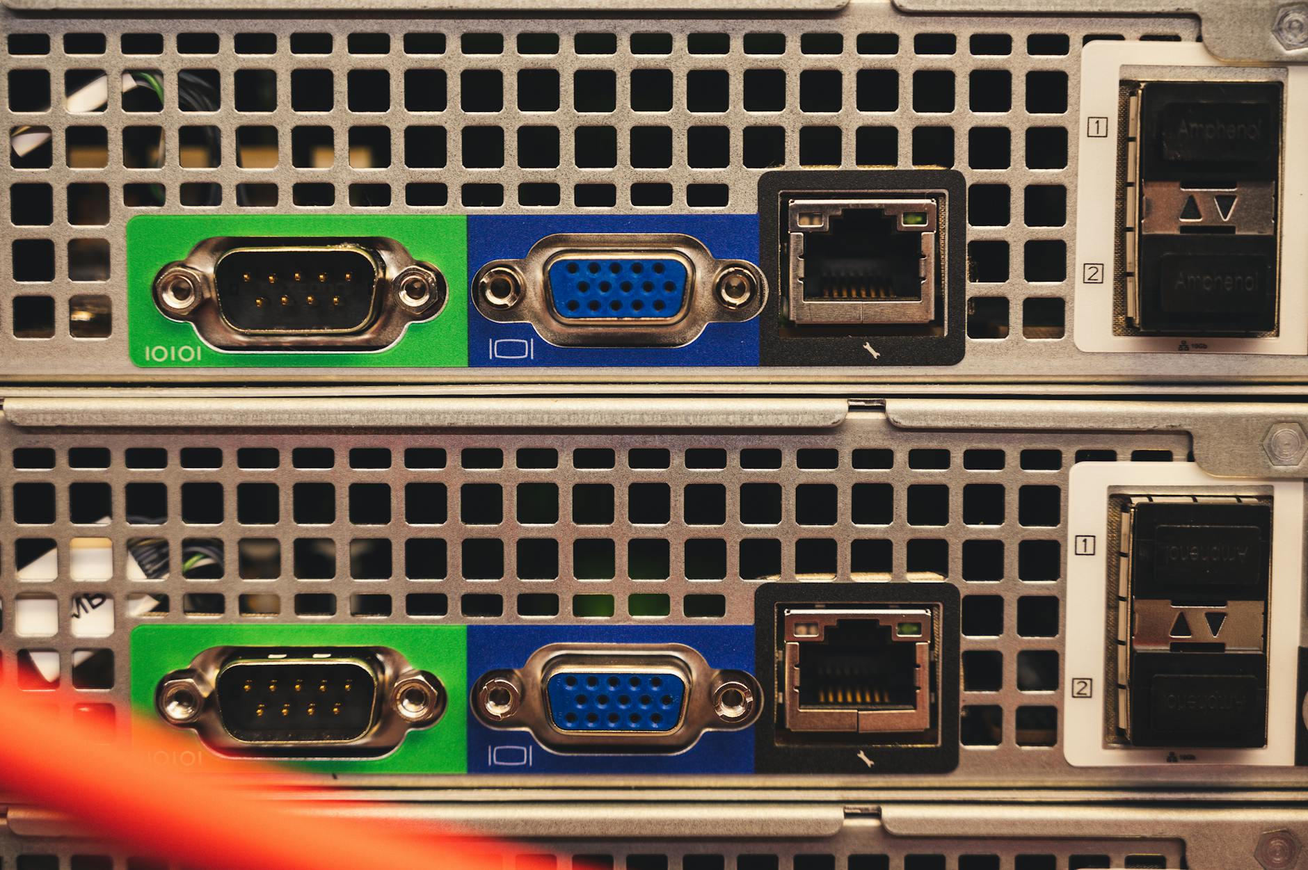 Zbliżenie portów Ethernet i VGA na obudowie serwera domowego