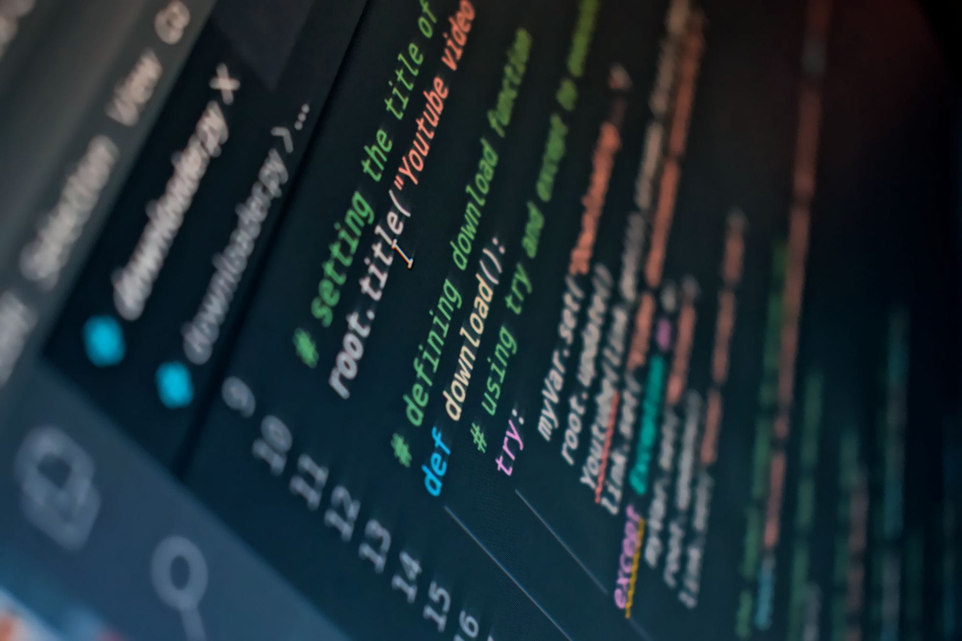 Kolorowy kod źródłowy na monitorze ilustrujący programowanie systemowe Kolorowy kod źródłowy na monitorze ilustrujący programowanie systemowe