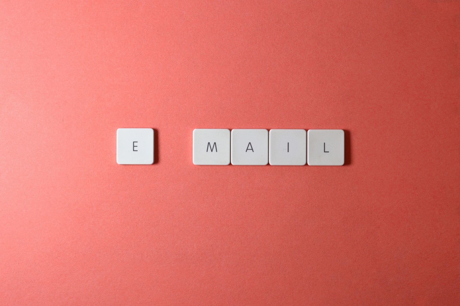 Literki układające słowo email na koralowym tle Literki układające słowo email na koralowym tle