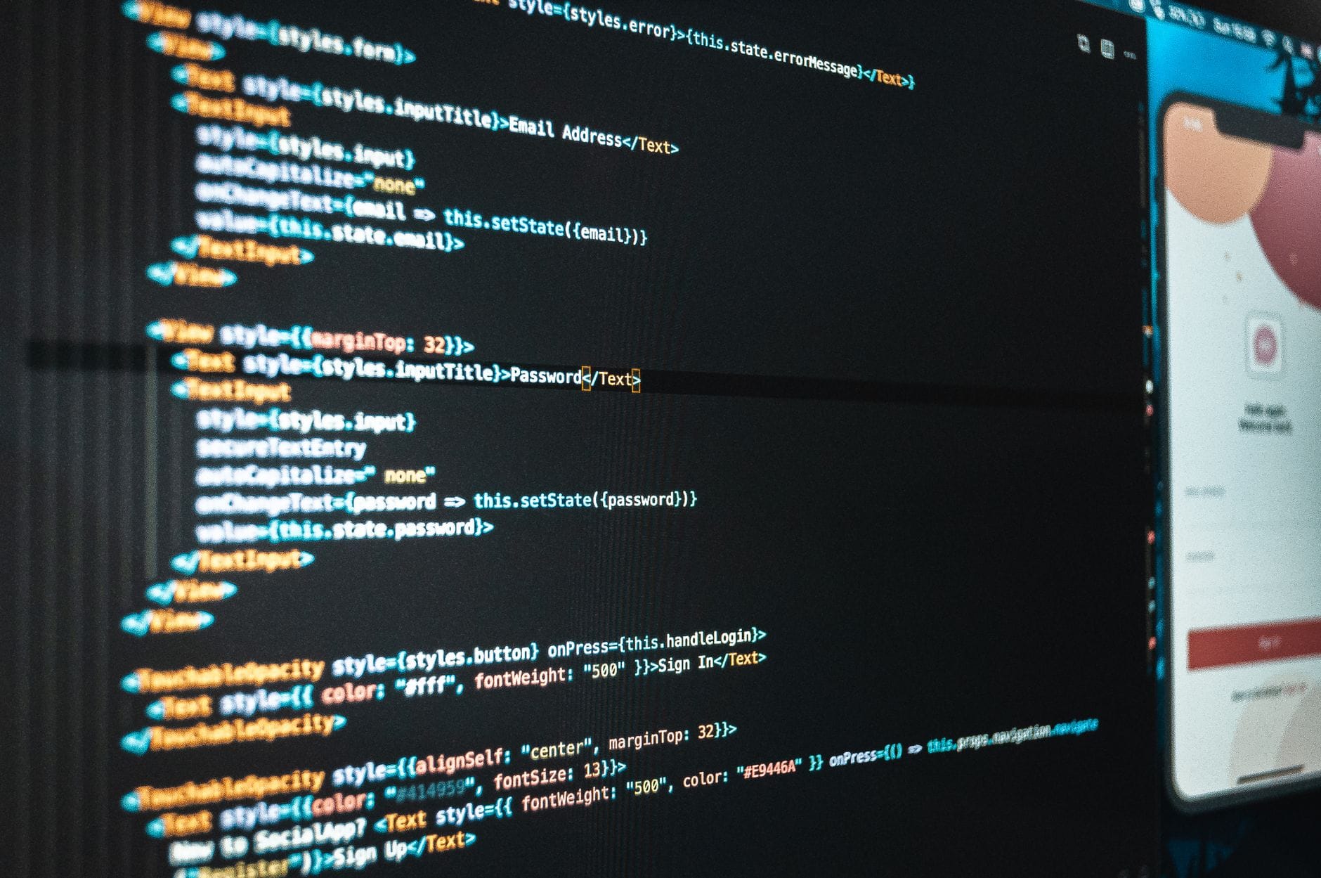 Monitor z kodem programu w nowoczesnym biurze programistów