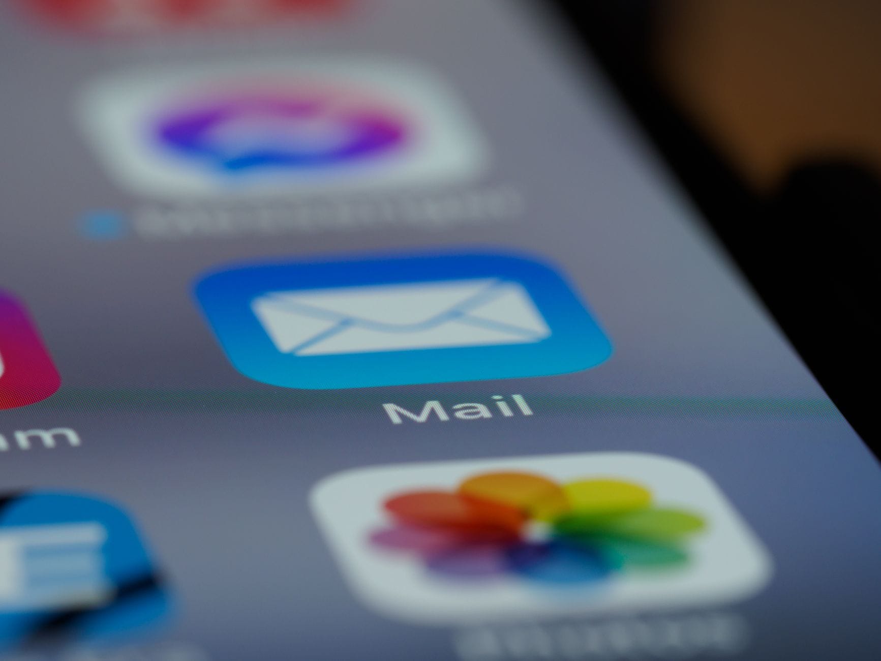 Zbliżenie na ikonę aplikacji e-mail na ekranie smartfona